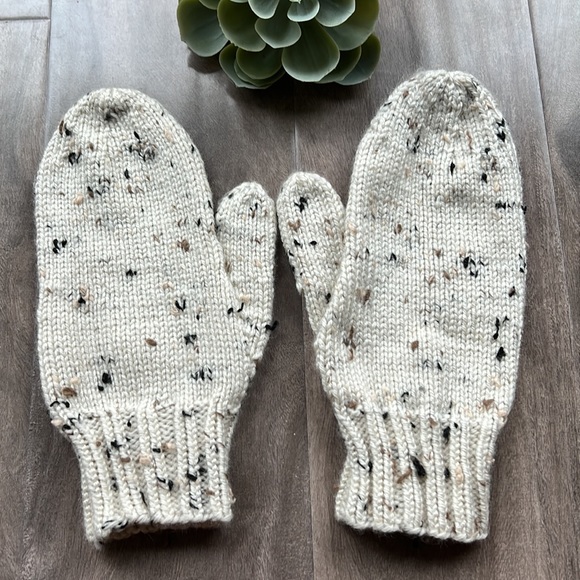 🌟HOST PICK🌟 HANDCRAFTED knit mittens - NEW - Picture 2 of 4